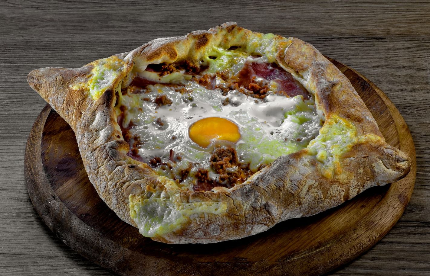 A peinirli with an egg in the middle
